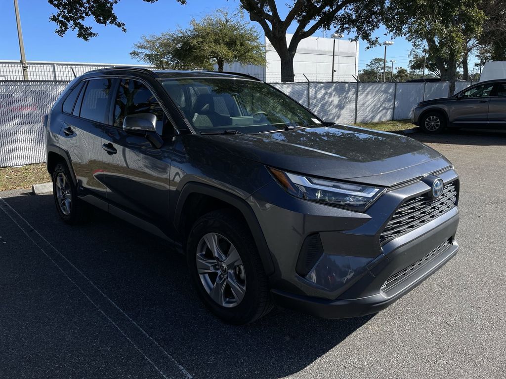 2022 Toyota RAV4 XLE's photo