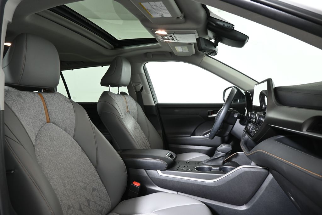 Thumbnail: 2023 Toyota Highlander - 27