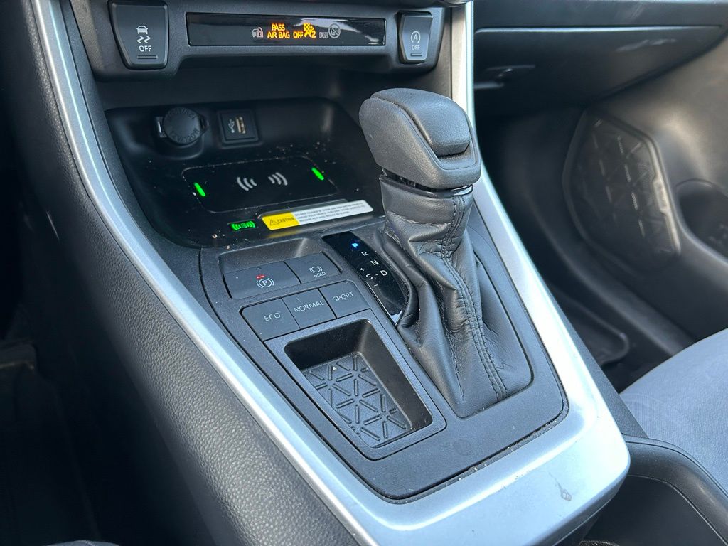 2024 Toyota RAV4 XLE 27