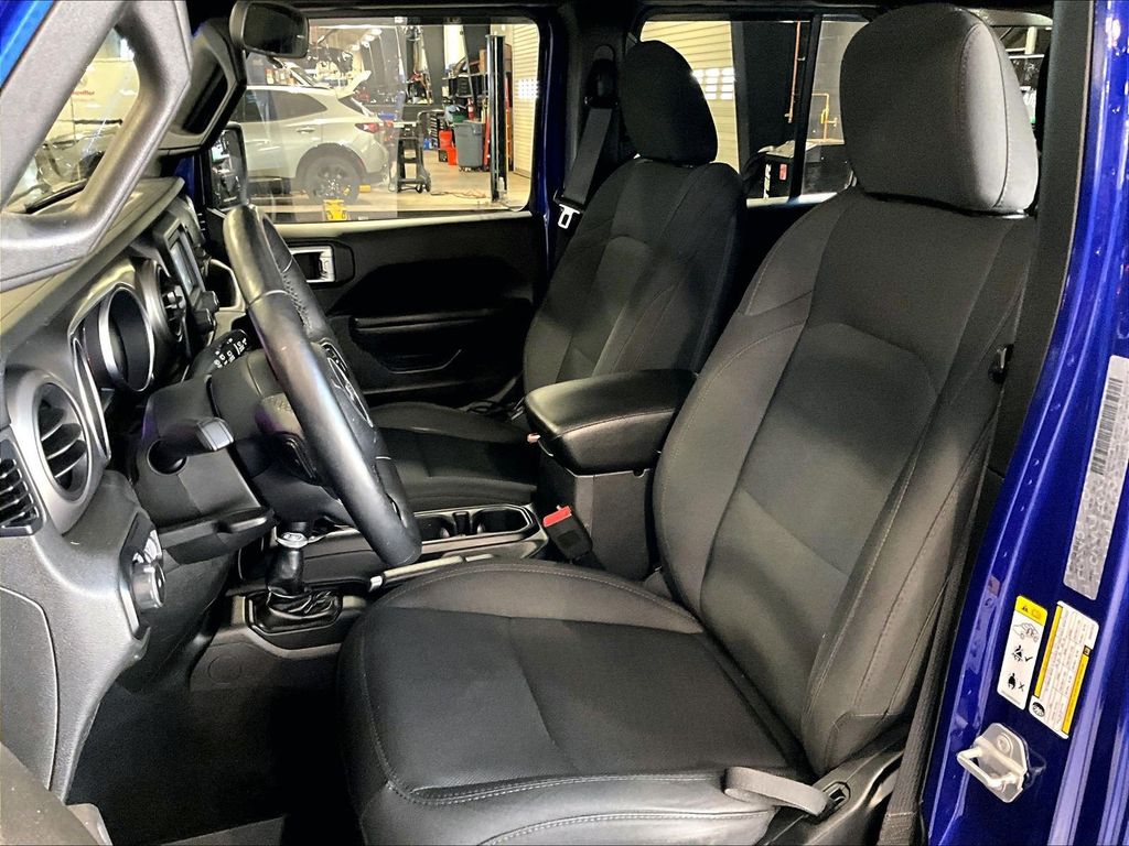 2019 Jeep Wrangler — photo 10