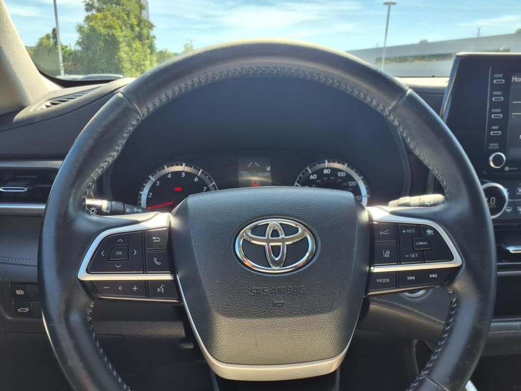 2022 Toyota Highlander LE photo 23