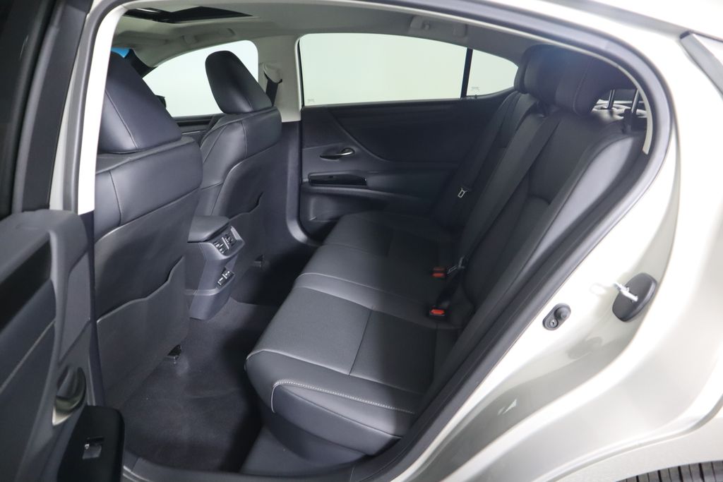 2025 Lexus ES Hybrid 300h 22