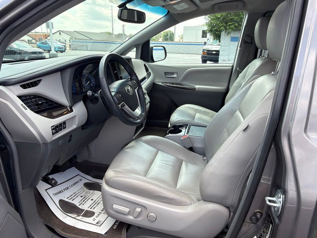Thumbnail: 2017 Toyota Sienna - 17