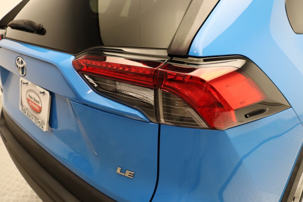 2021 Toyota RAV4 LE 9