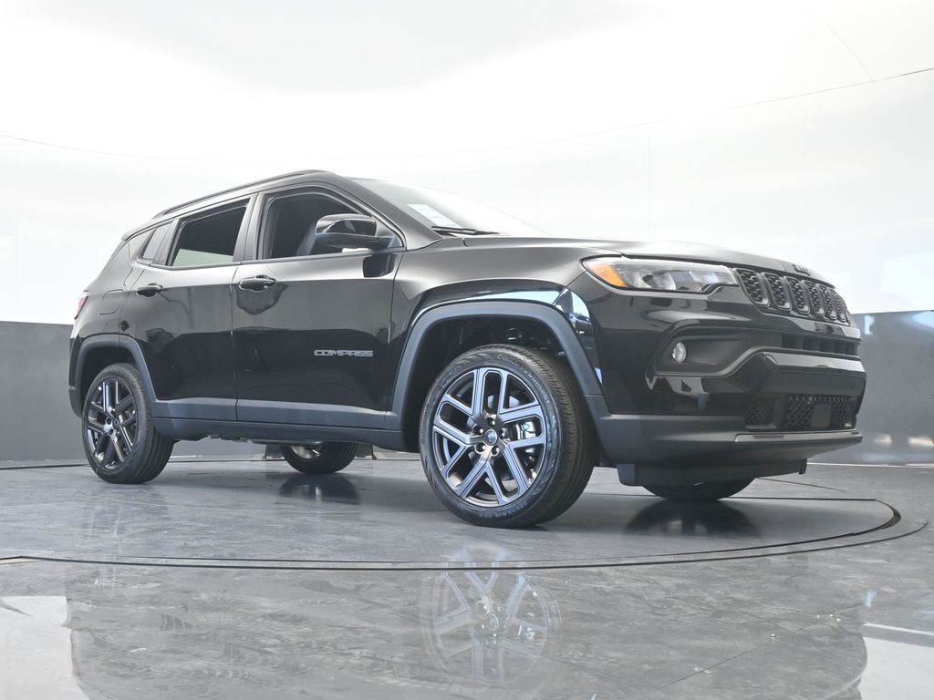 New 2026 diamond black crystal pearlcoat Jeep Latitude image 57