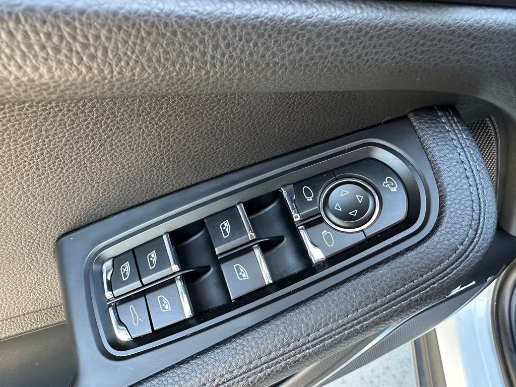 Thumbnail: 2023 Porsche Macan - 20