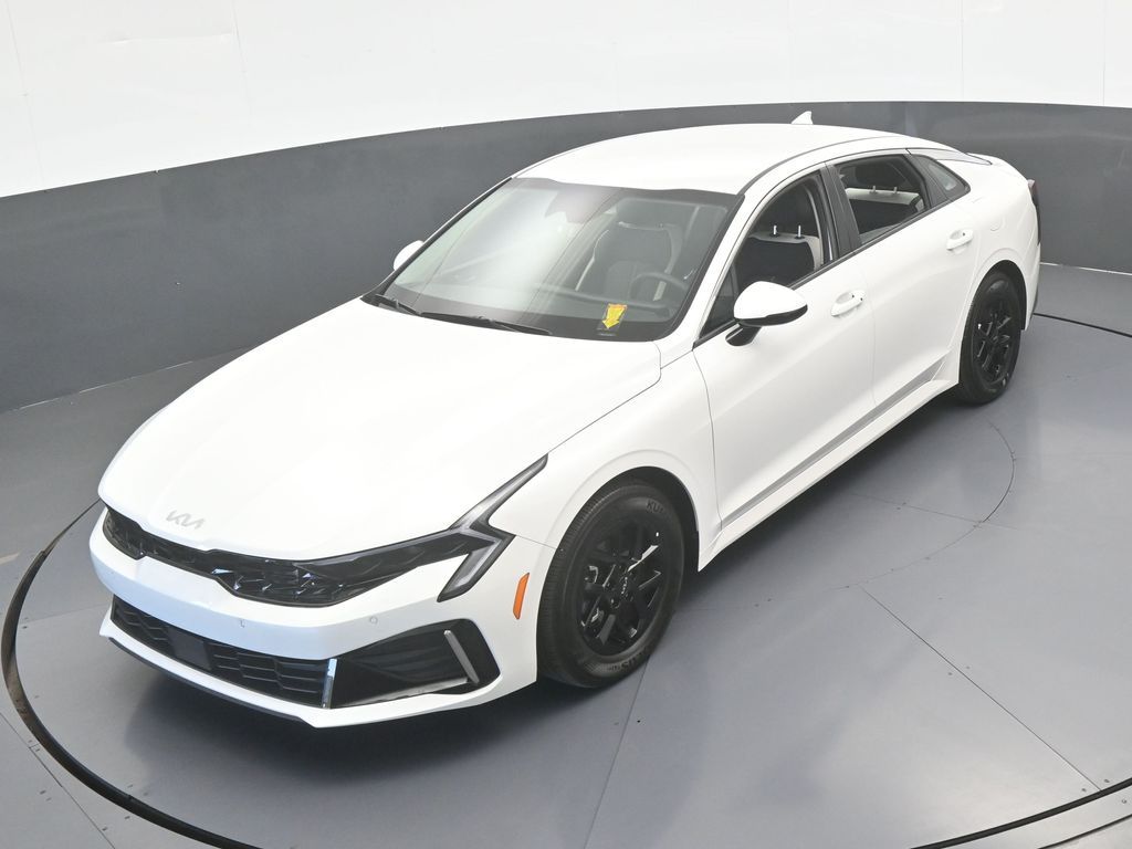 New 2025 Snow White Pearl Kia LXS image 40
