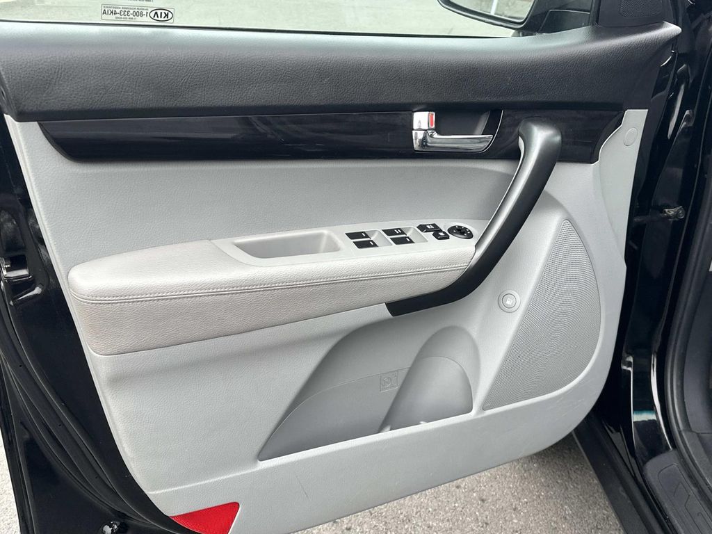 Thumbnail: 2011 Kia Sorento - 25