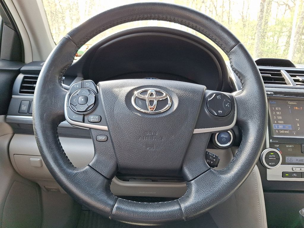 2014 Toyota Camry XLE 19
