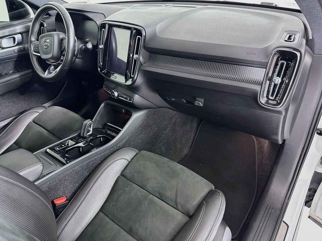 Thumbnail: 2019 Volvo XC40 - 17