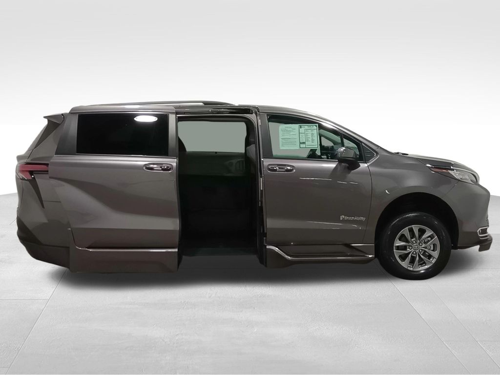 2022 Toyota Sienna XLE