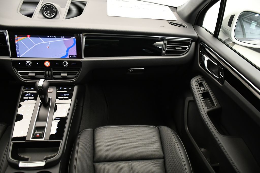 Thumbnail: 2026 Porsche Macan - 24