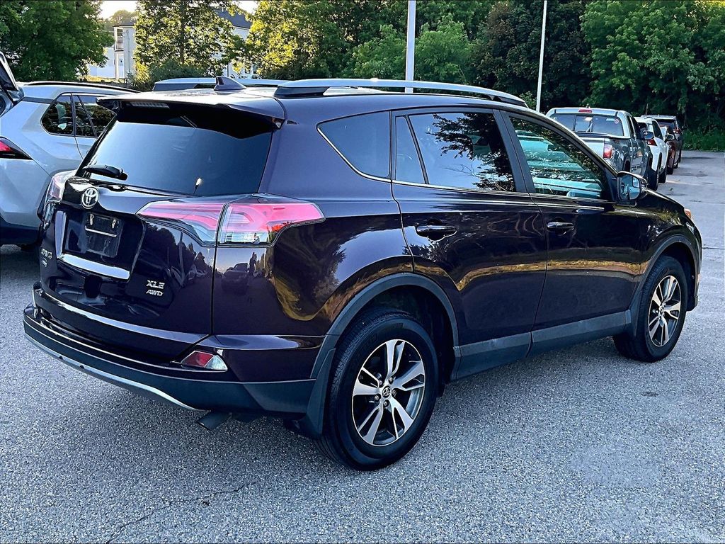 2017 Toyota RAV4 — photo 6