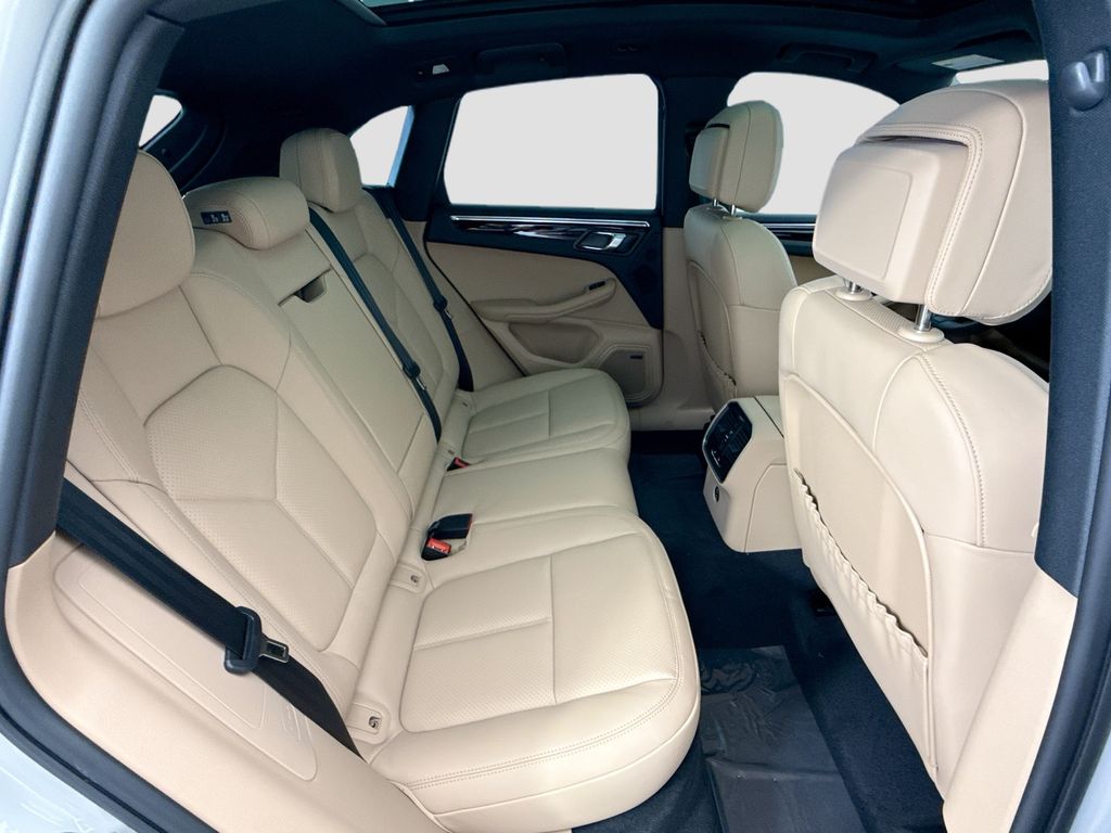 Thumbnail: 2026 Porsche Macan - 22