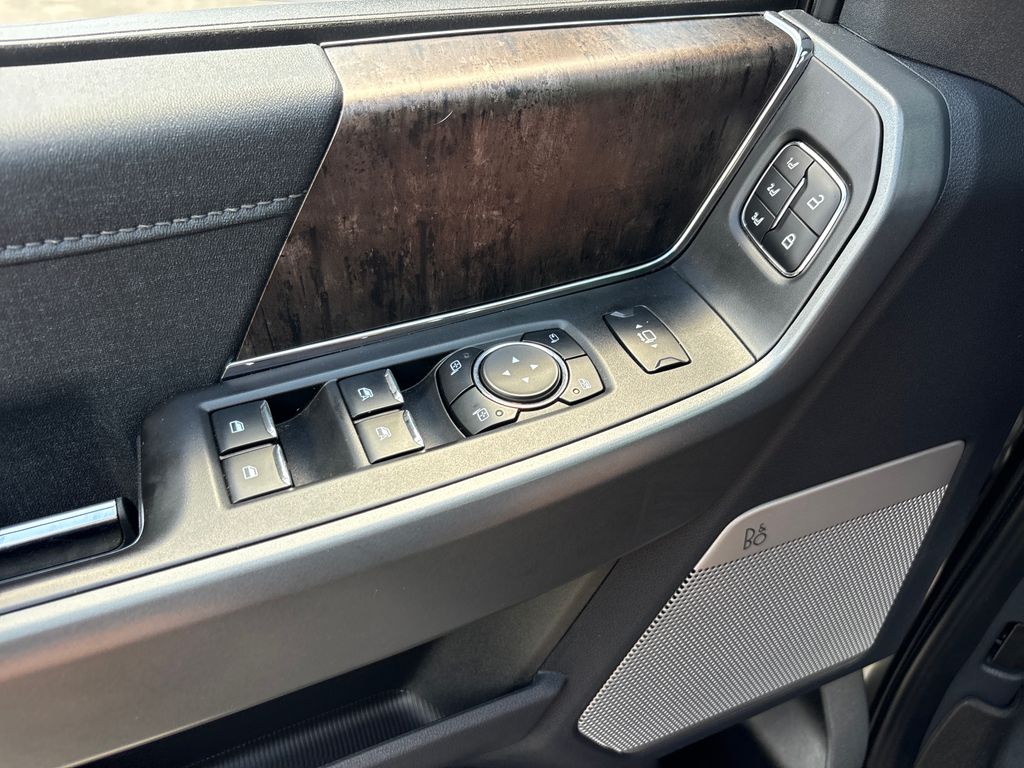 Used 2024  Ford Lariat image 18