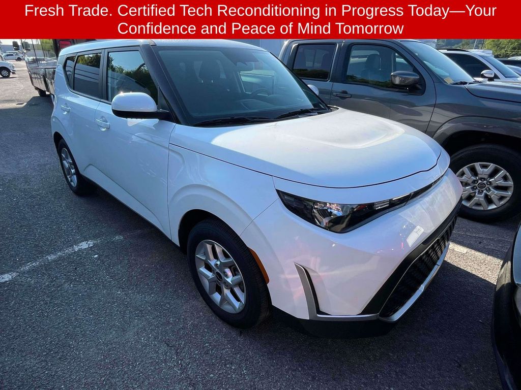 White 2025 Kia Soul SUV / Crossover Front-Wheel Drive Continuously Variable Transmission