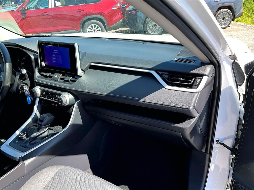 2024 Toyota RAV4 Hybrid — photo 13