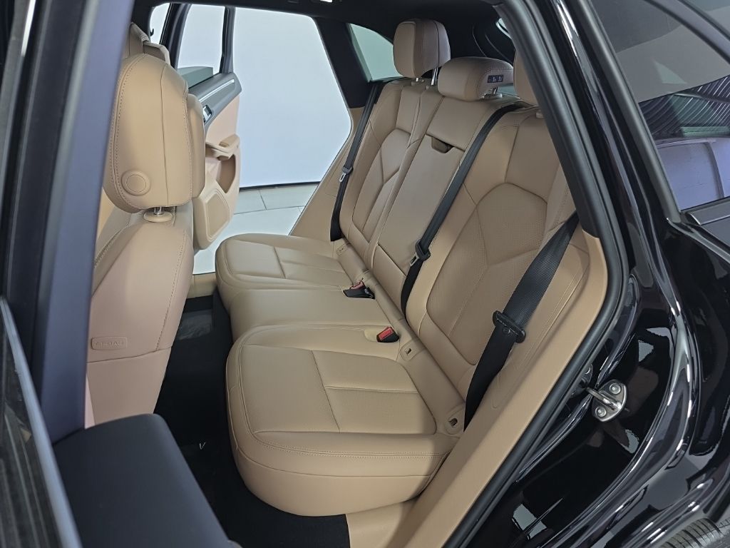 Thumbnail: 2023 Porsche Macan - 23