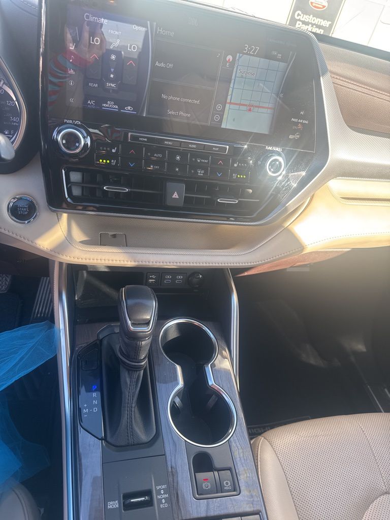 Thumbnail: 2022 Toyota Highlander - 8