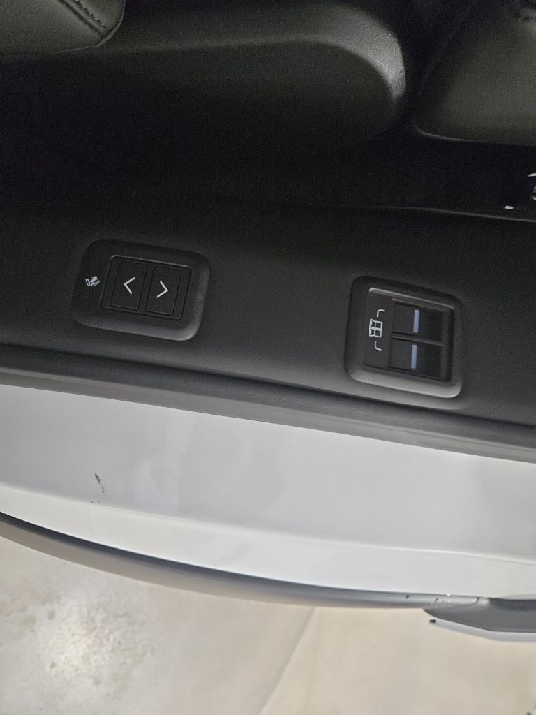 New 2026 White Land Rover P400 SE LWB 7 SEAT image 22