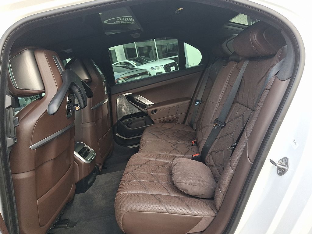 Thumbnail: 2023 BMW i7 - 10