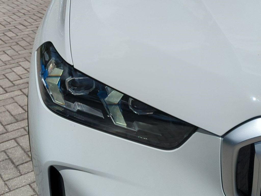 New 2026 White BMW xDrive40i image 10