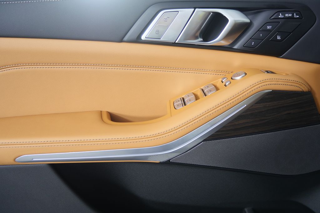 Thumbnail: 2026 BMW X7 - 9
