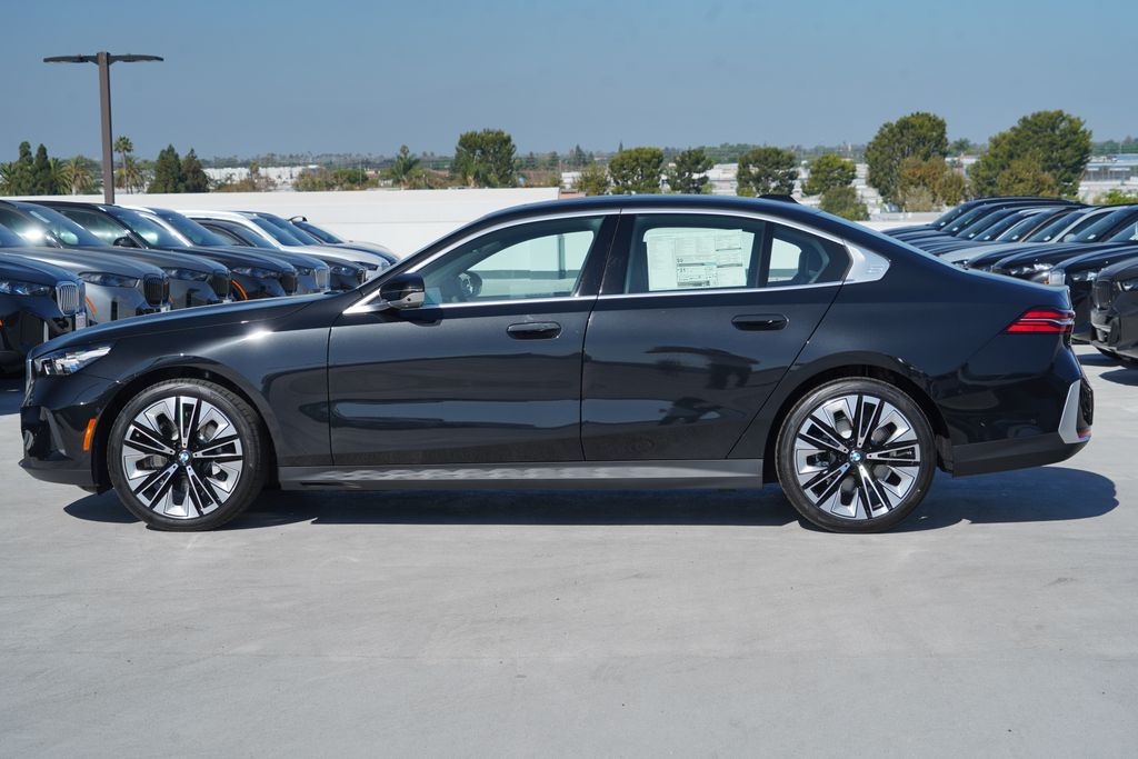 Thumbnail: 2027 BMW 5 Series - 4