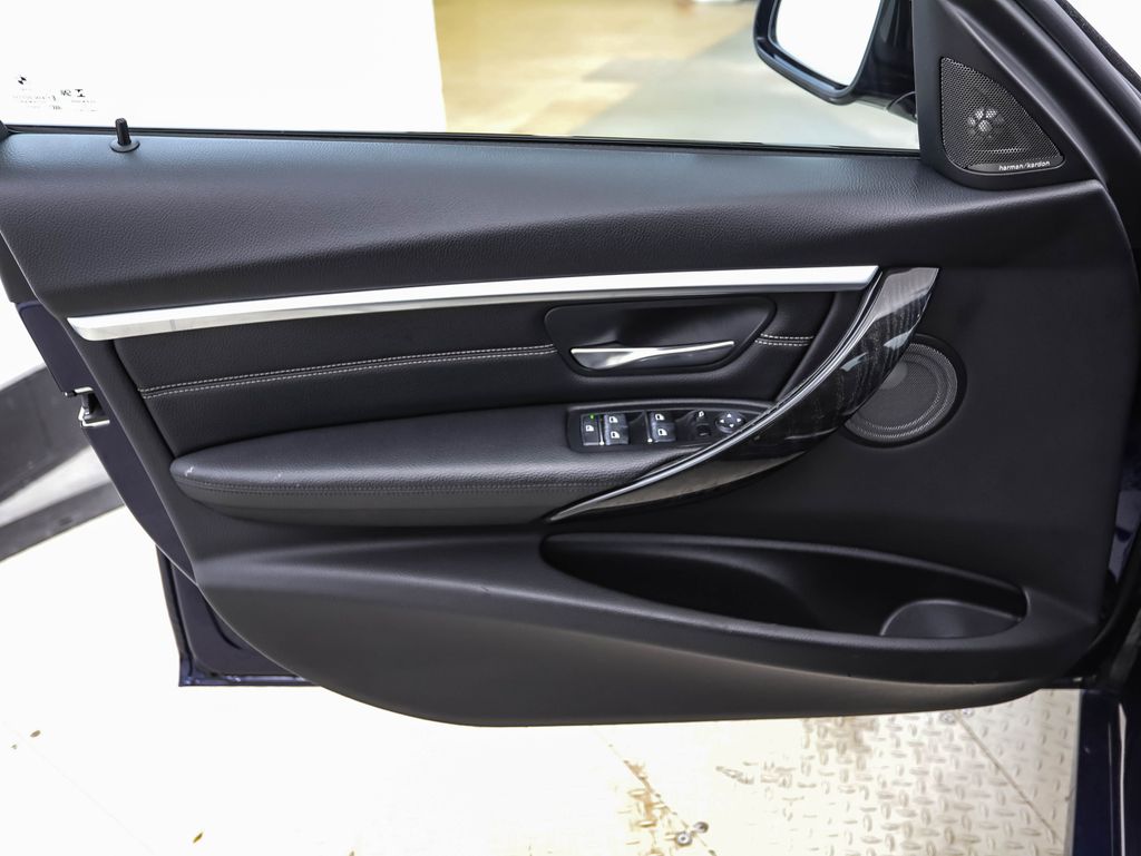 Thumbnail: 2018 BMW 3 Series - 9