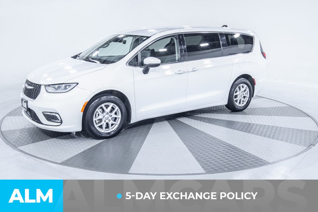 2023 Chrysler Pacifica Touring L photo 3