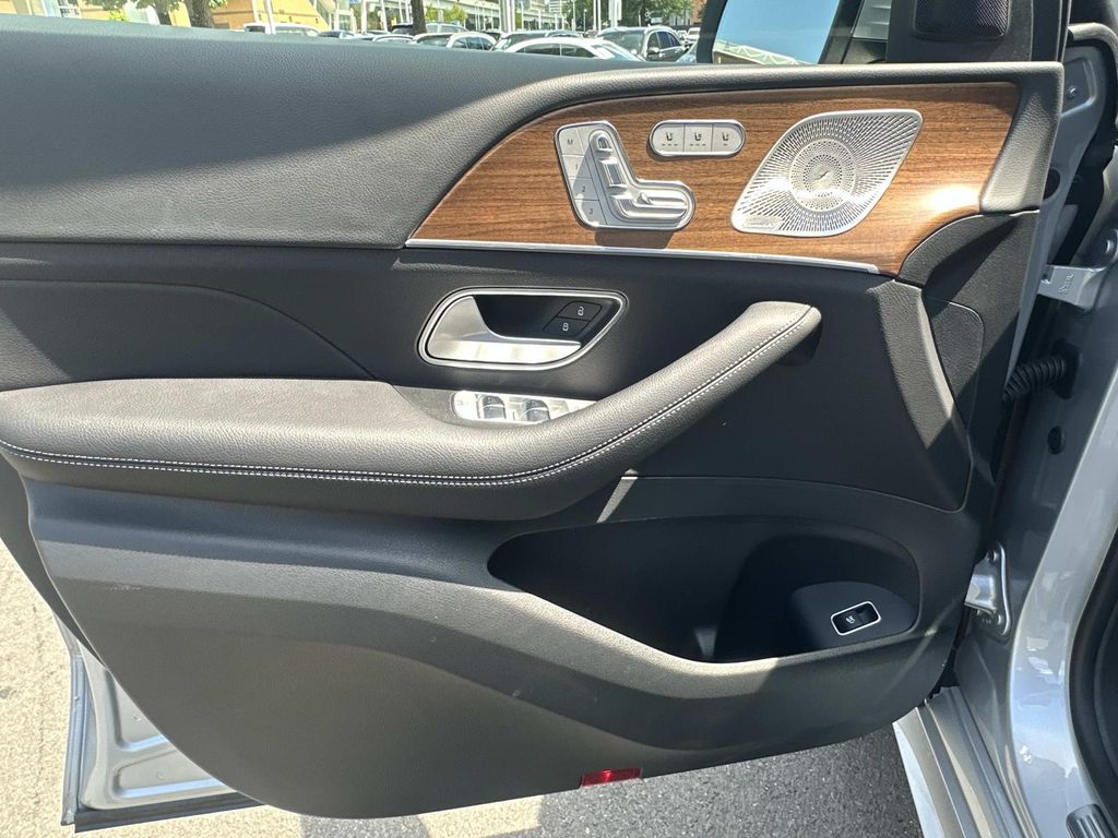 Thumbnail: 2025 Mercedes-Benz GLS - 18