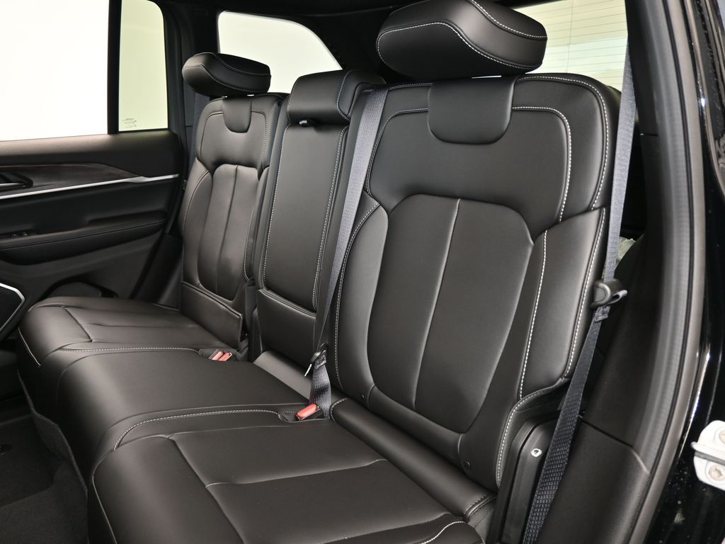 New 2026 Diamond Black Crystal Pearlcoat Jeep Limited image 28