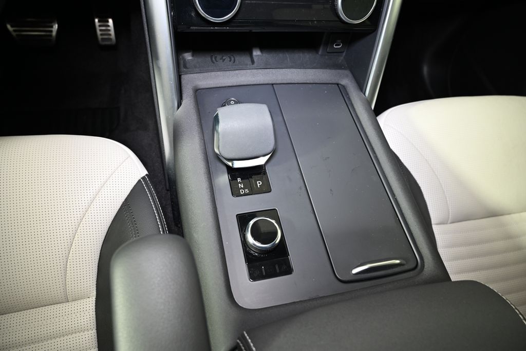 Thumbnail: 2023 Land Rover Discovery - 19