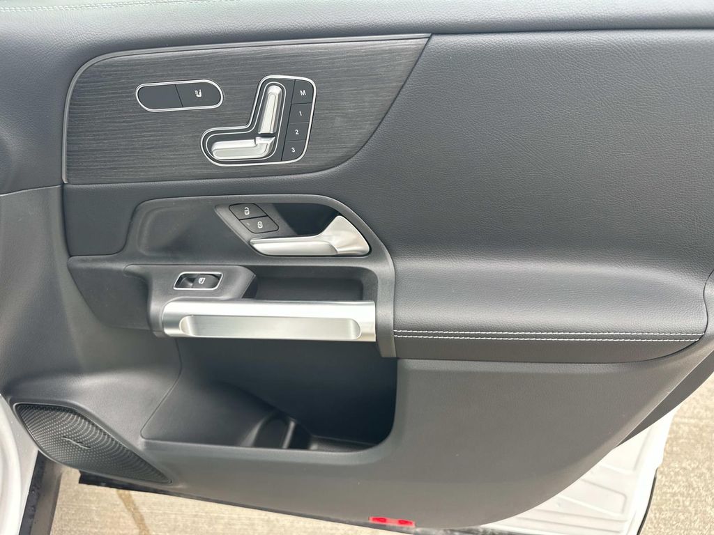 Thumbnail: 2026 Mercedes-Benz GLB - 10