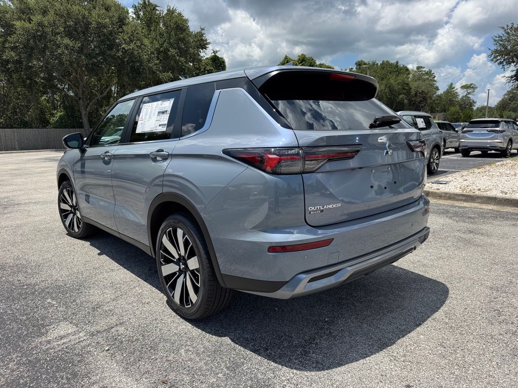 2025 Mitsubishi Outlander SE photo 3