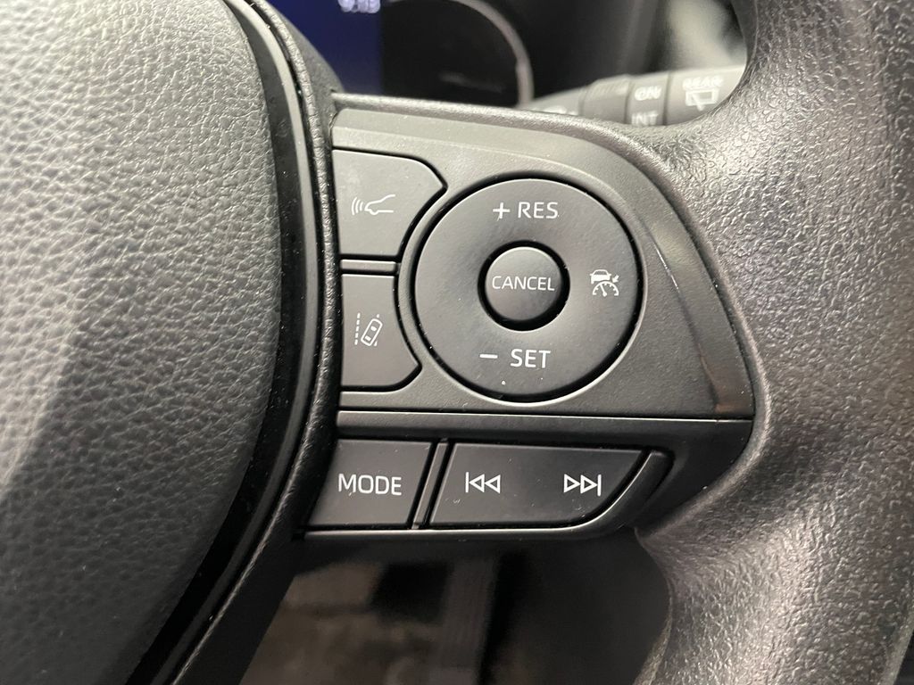 2023 Toyota RAV4 XLE 23
