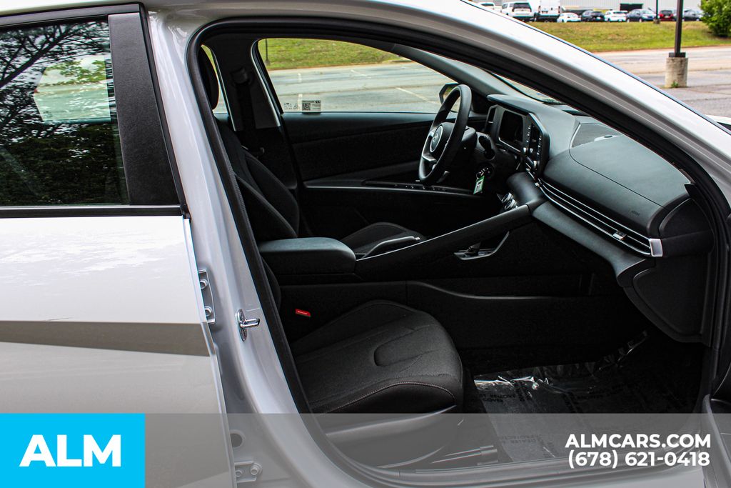 Used 2025 White Hyundai SE image 21