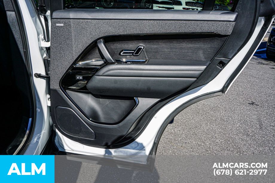 Used 2023 White Land Rover SE image 57