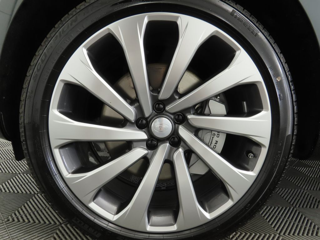 2025 Land Rover Range Rover SE 30