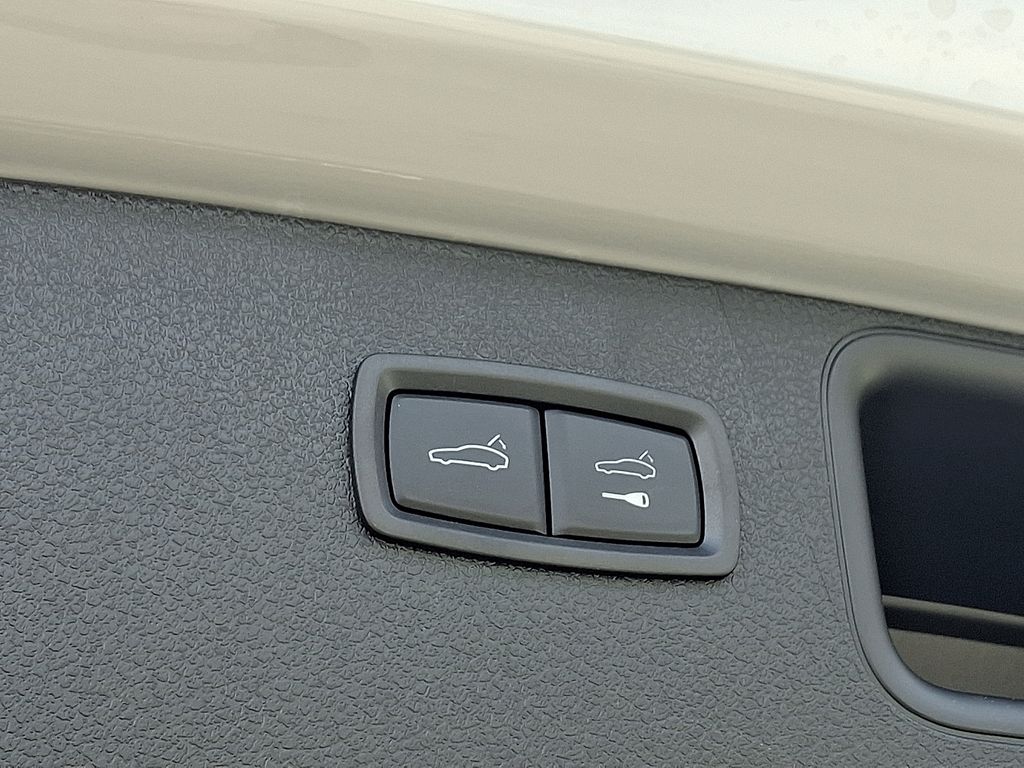 Thumbnail: 2025 Porsche Macan - 30