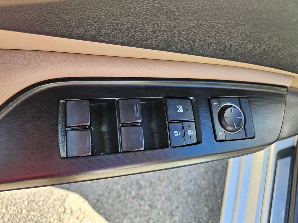 Thumbnail: 2019 Lexus ES - 16