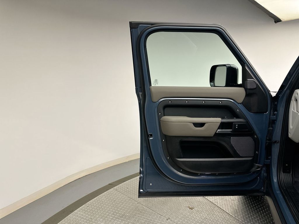 Thumbnail: 2020 Land Rover Defender - 9