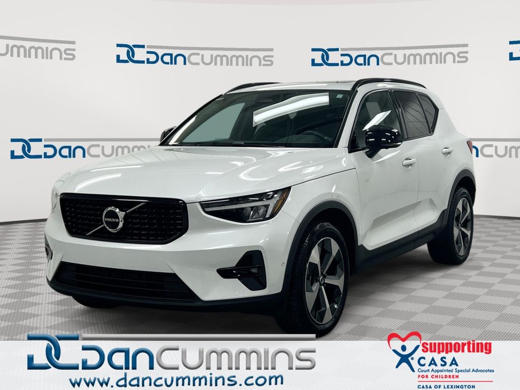 2023 Volvo XC40 B4 Ultimate Dark Theme FWD