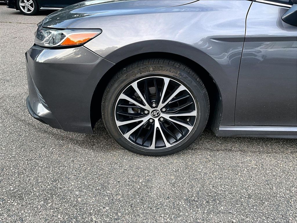 2020 Toyota Camry — photo 7