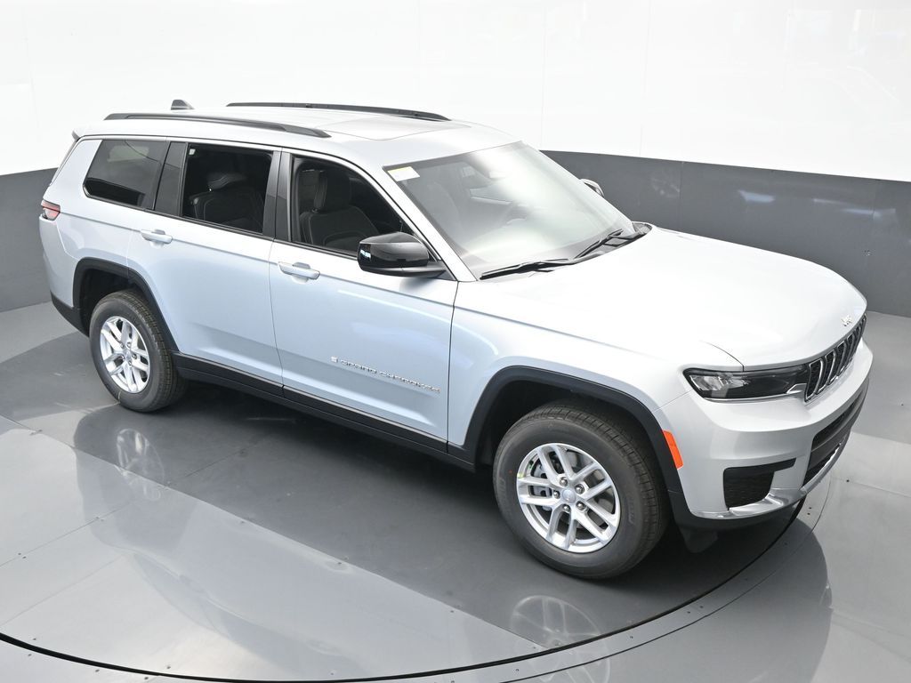 Used 2024 Silver Zynith Jeep Laredo image 45