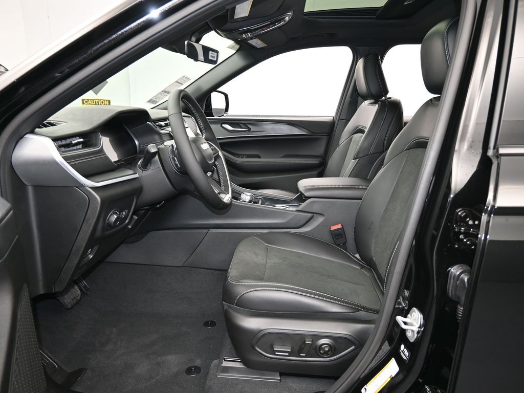 New 2025 Diamond Black Crystal Pearlcoat Jeep Laredo image 12