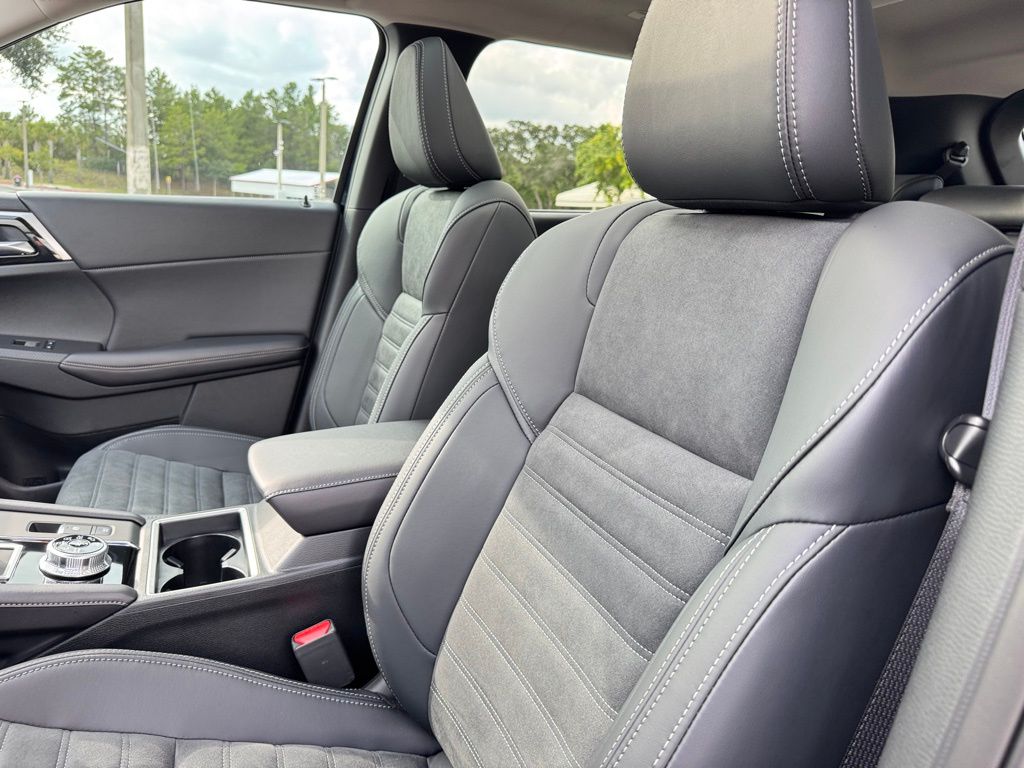 2025 Mitsubishi Outlander PHEV SE photo 22