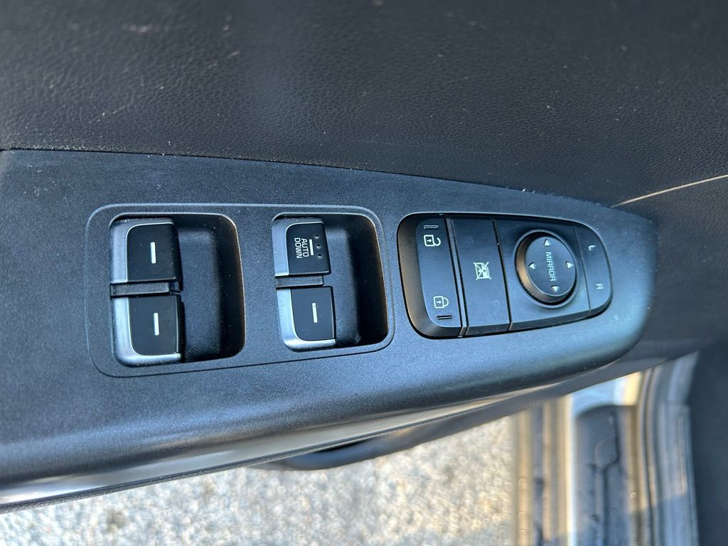 Thumbnail: 2021 Kia Sportage - 16