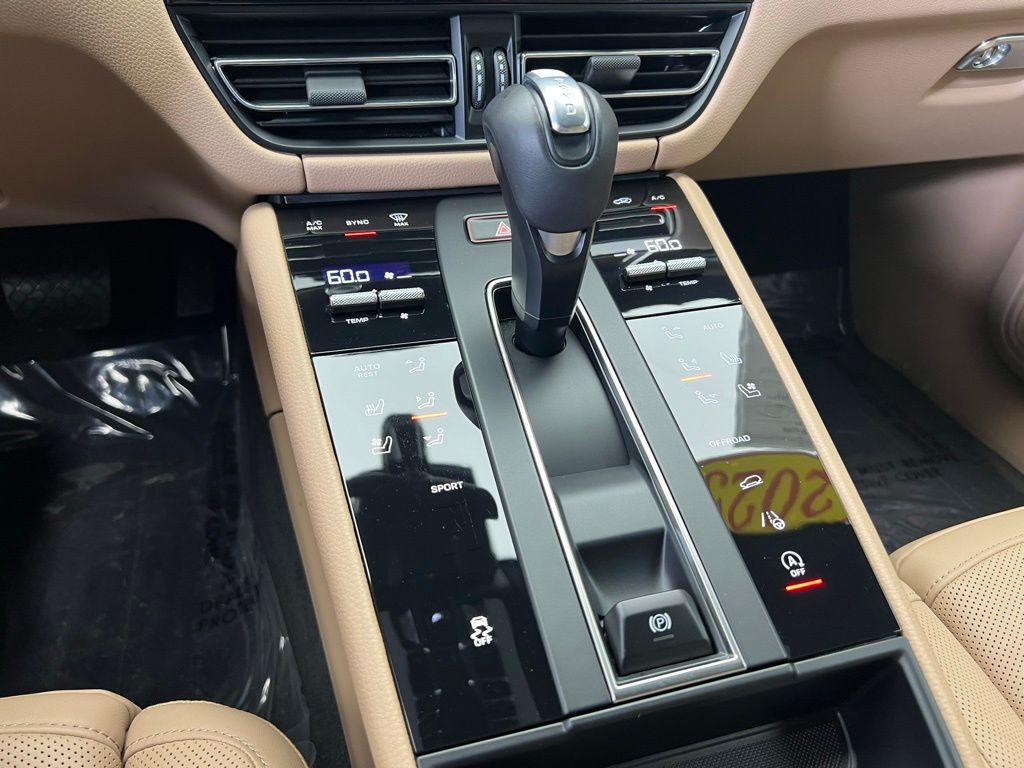 2025 Porsche Macan  11