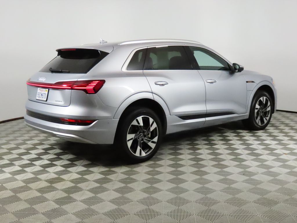 Thumbnail: 2022 Audi e-tron - 5